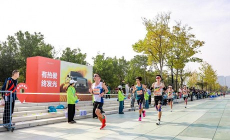 以科技赋能，与跑者同行，极氪护航2025杭州马拉松成功举行