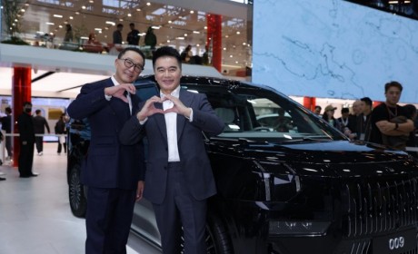 爷青回！“达康”“祁厅”8年后同框，许亚军广州车展下单极氪9X