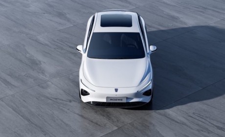 拉开荣威品牌新能源征程序幕 荣威中高级纯电轿车D7官图发布