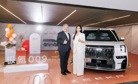 极氪009成娱乐圈“隐藏顶流”？佟丽娅提车现场赞其宜商宜家