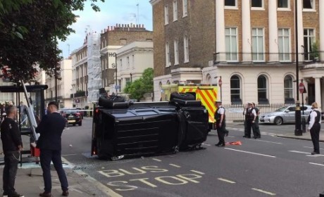 离奇车祸！丰田普锐斯“撞翻”奔驰越野