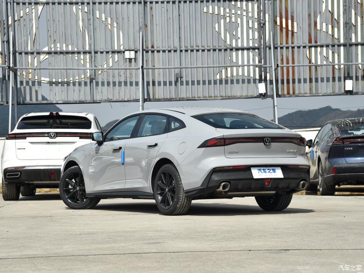 长安汽车 长安UNI-V 智电iDD 2023款 智电iDD 1.5T 113km智趣型