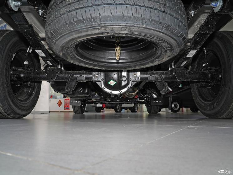 南京依维柯 依维柯得意 2023款 聚金版 2.5T A35M1客车短轴中顶单胎侧拉门5-9座