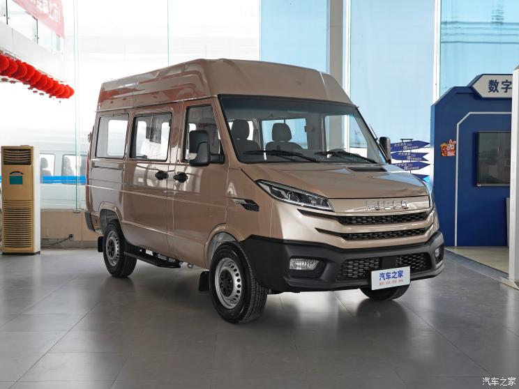 南京依维柯 依维柯得意 2023款 聚金版 2.5T A35M1客车短轴中顶单胎侧拉门5-9座