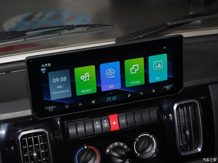 南京依维柯 依维柯得意 2023款 聚金版 2.5T A35M1客车短轴中顶单胎侧拉门5-9座