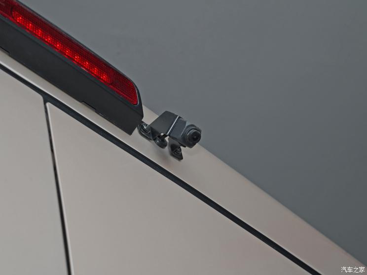 南京依维柯 依维柯得意 2023款 聚金版 2.5T A35M1客车短轴中顶单胎侧拉门5-9座